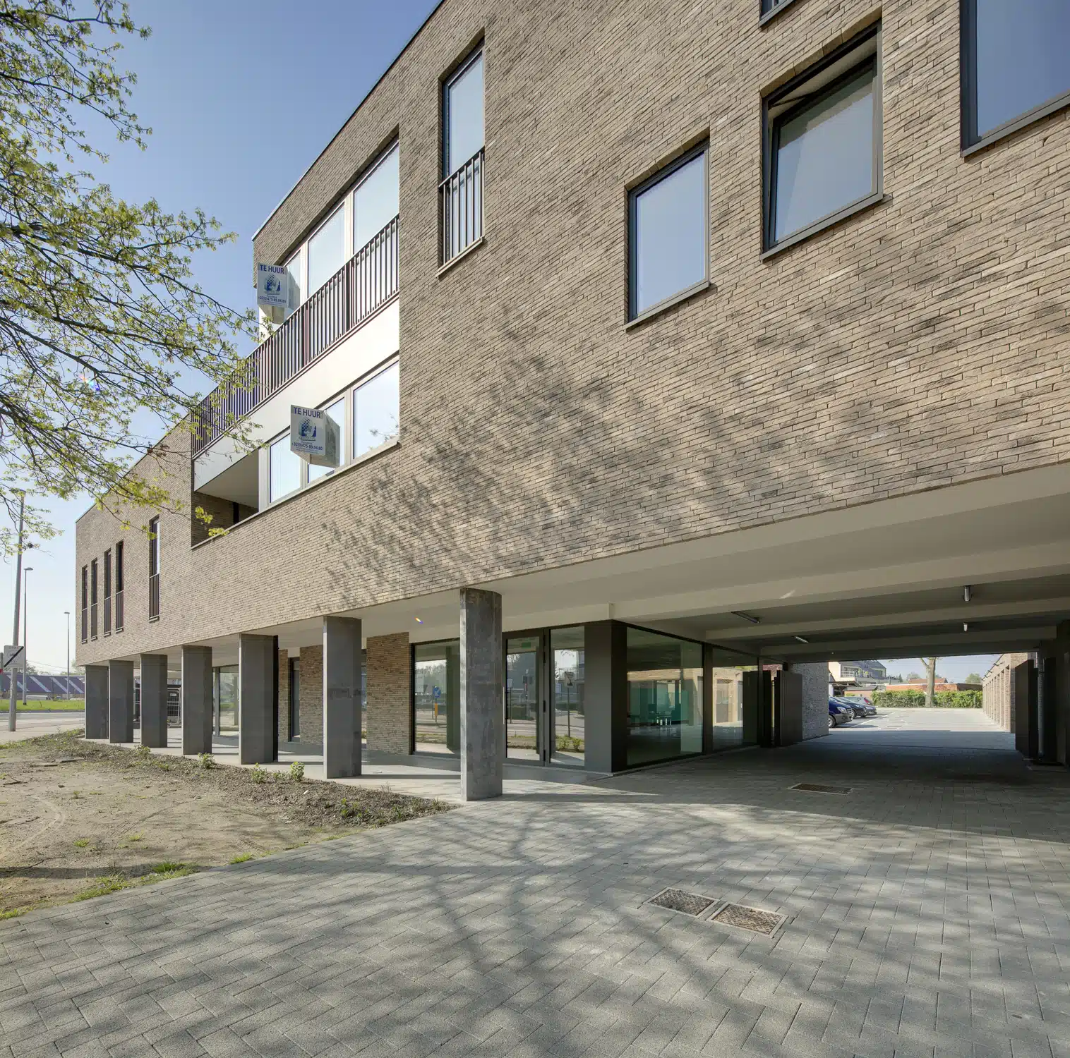 Exterieur van kantoor en appartementsgebouw in Nieuwkerken-Waas